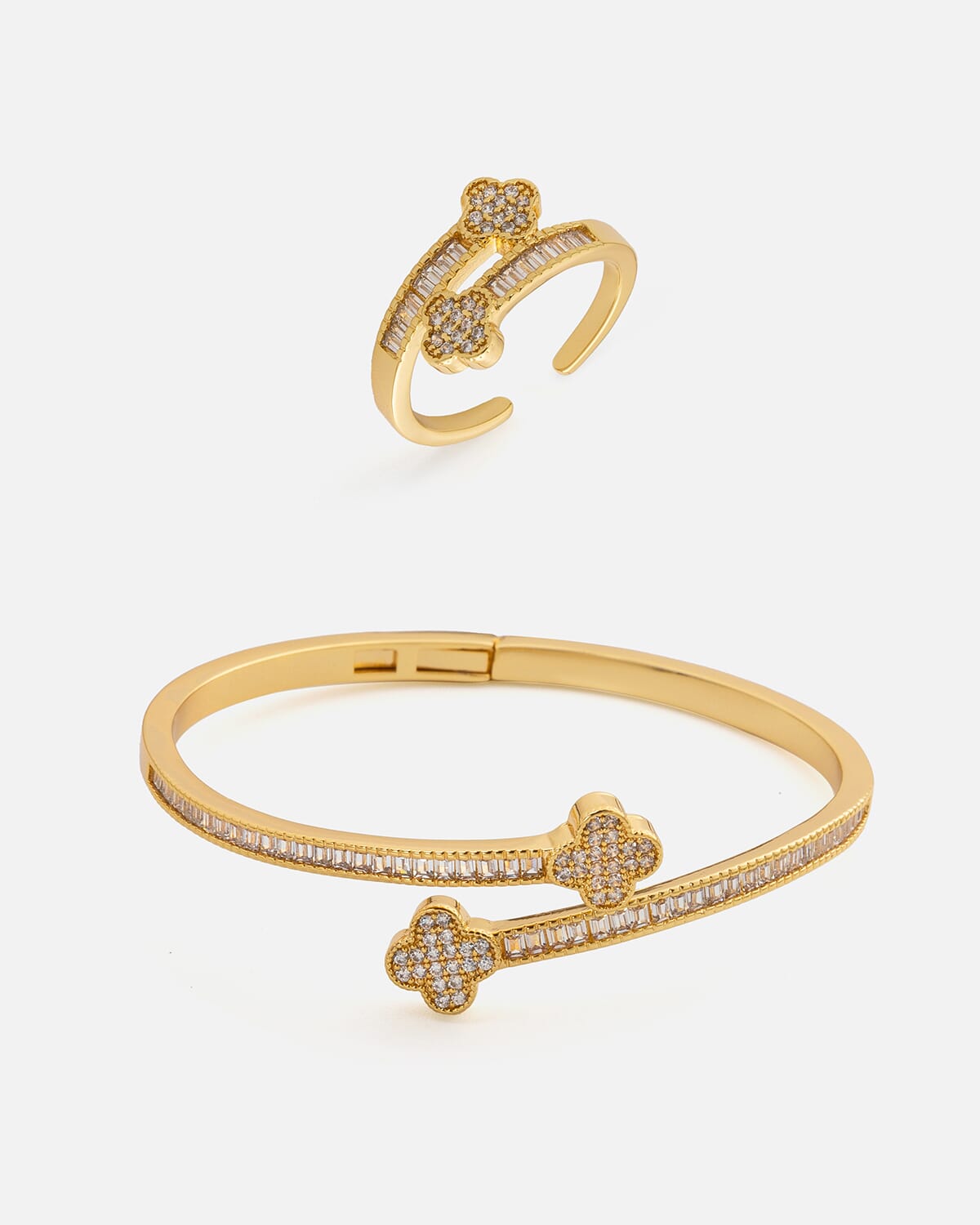  طقم نسائي جذاب بلون ذهبي